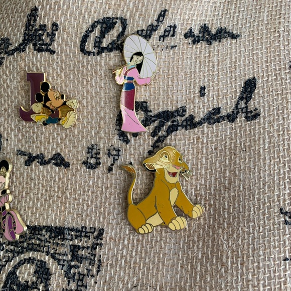 (1) Disney Pin Choose one or more of your choice - Picture 4 of 8